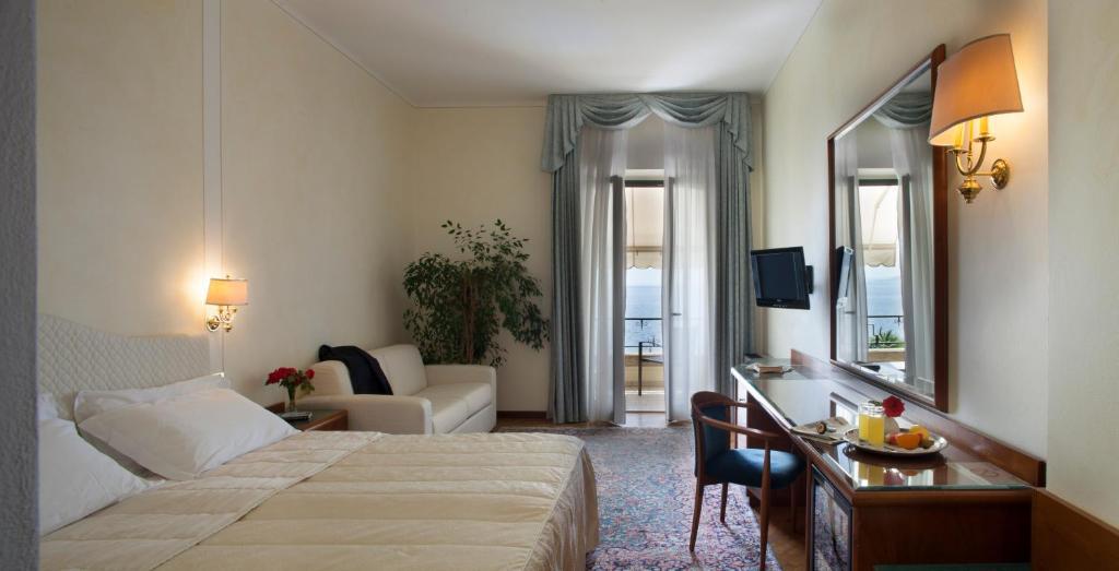 Capri 4*
