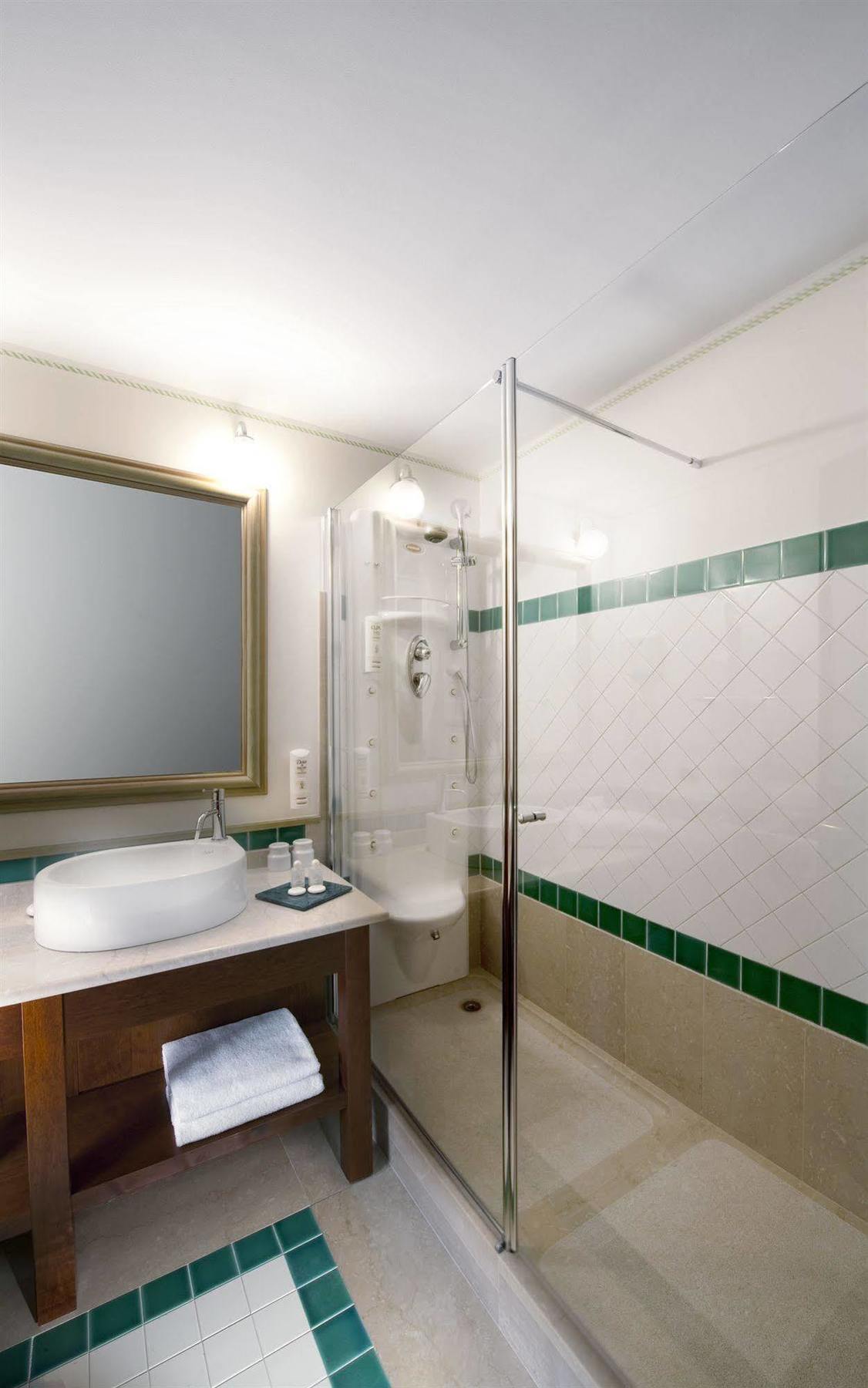 Hotel Capri Gardone Riviera
